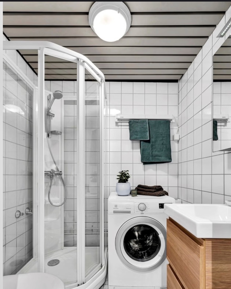 Baderom med ny vaskemaskin fra 2022. 